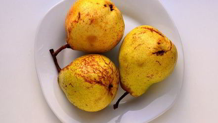 Рецепт шоколадной шарлотки с грушей и корицей