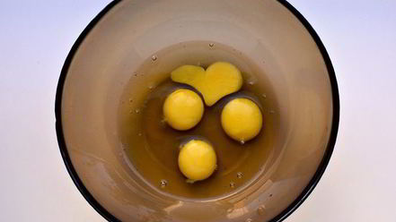 Рецепт шоколадной шарлотки с грушей и корицей