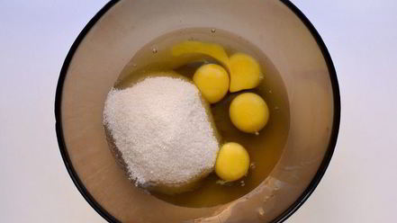 Рецепт шоколадной шарлотки с грушей и корицей