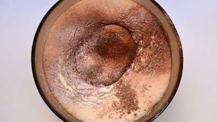 Рецепт шоколадной шарлотки с грушей и корицей