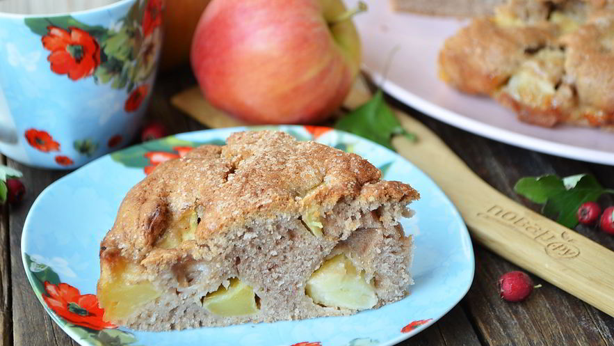 Рецепт шоколадной шарлотки с яблоками