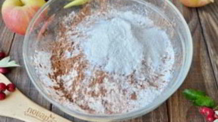 Рецепт шоколадной шарлотки с яблоками