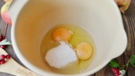 Рецепт шоколадной шарлотки с яблоками