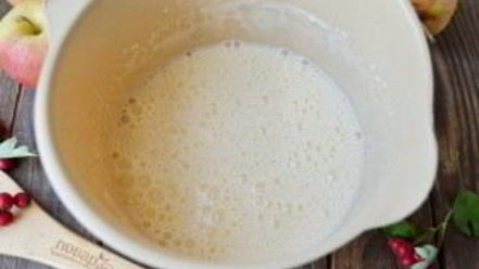 Рецепт шоколадной шарлотки с яблоками