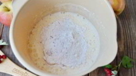 Рецепт шоколадной шарлотки с яблоками