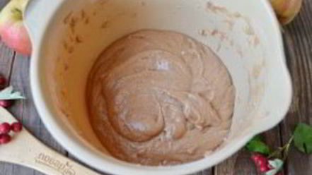 Рецепт шоколадной шарлотки с яблоками