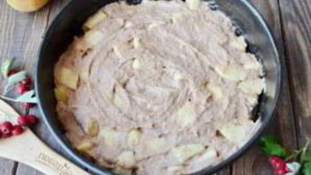 Рецепт шоколадной шарлотки с яблоками