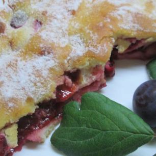 Рецепт Сливовой шарлотки на сметане