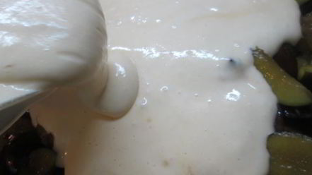 Рецепт сливовой шарлотки на сметане