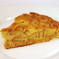 Сметанная шарлотка с яблоками и грецкими орехами