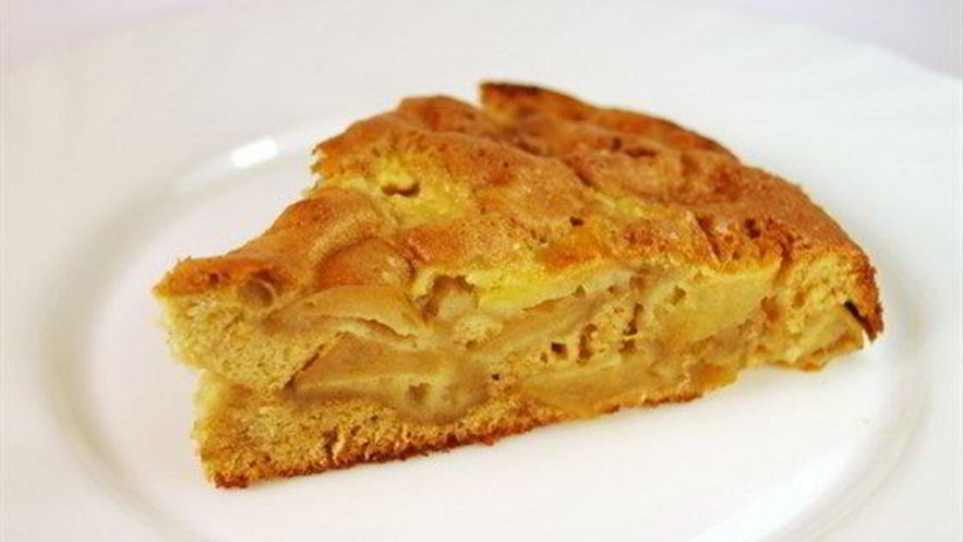 Рецепт сметанной шарлотки с яблоками и грецкими орехами