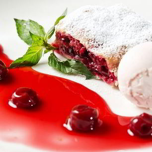 Рецепт Австрийского штруделя с яблоком и вишней