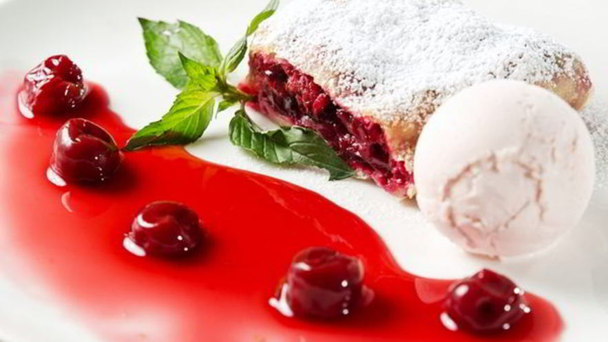 Рецепт австрийского штруделя с яблоком и вишней