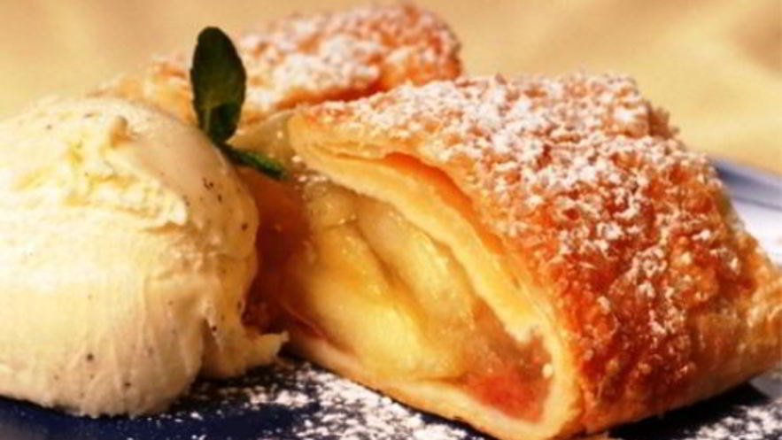 Рецепт ленивого штруделя с яблоком и корицей