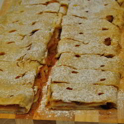 Рецепт Штруделя из готового слоеного теста с яблочной и творожной начинкой