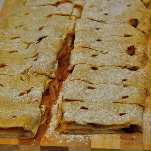 Рецепт Штруделя из готового слоеного теста с яблочной и творожной начинкой