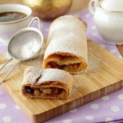 Рецепт Штруделя из творожного теста с яблоками и клюквой