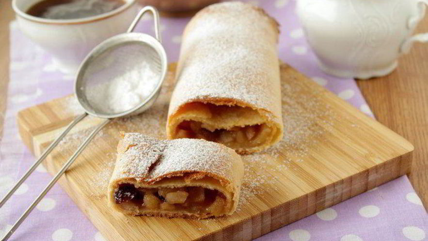 Рецепт штруделя из творожного теста с яблоками и клюквой