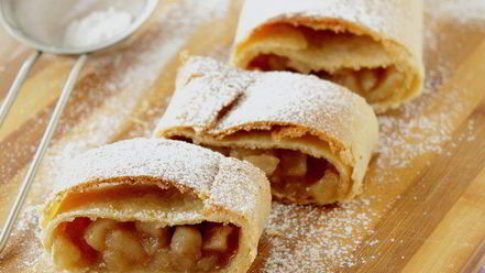 Рецепт штруделя из творожного теста с яблоками и клюквой