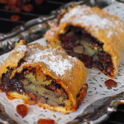 Рецепт Штруделя с грушами, изюмом и маком