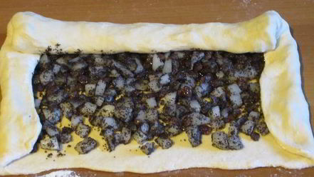 Рецепт штруделя с грушами, изюмом и маком