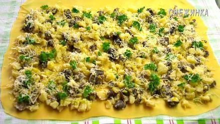 Рецепт штруделя с картофелем и грибами в сливочно-сырном соусе
