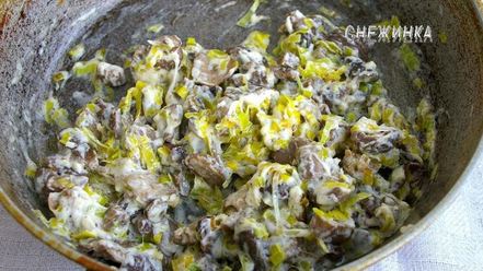 Рецепт штруделя с картофелем и грибами в сливочно-сырном соусе