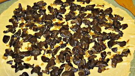 Рецепт штруделя с лесными грибами и сыром бри