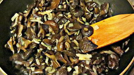 Рецепт штруделя с лесными грибами и сыром бри