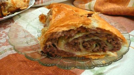 Рецепт штруделя с мясом из слоеного теста