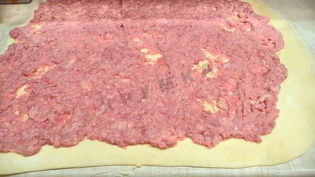 Рецепт штруделя с мясом из слоеного теста