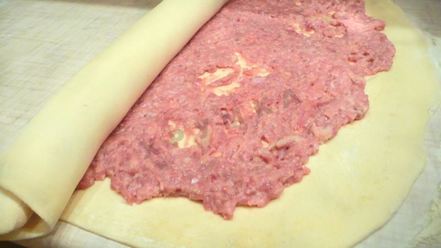 Рецепт штруделя с мясом из слоеного теста