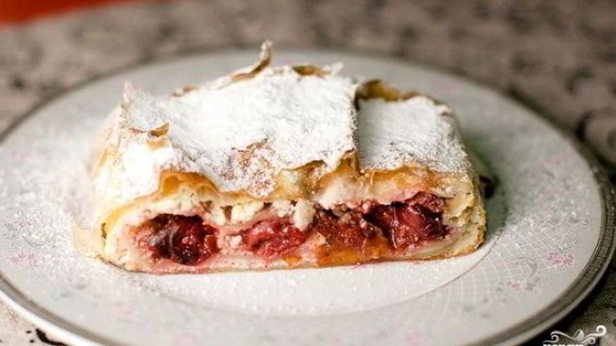Рецепт штруделя с творогом и вишней