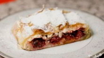 Рецепт штруделя с творогом и вишней