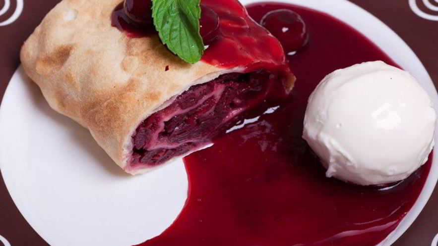 Рецепт штруделя с вишней и миндалем