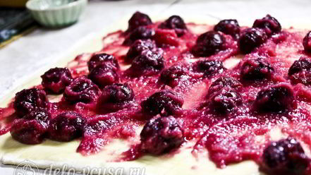 Рецепт штруделя с вишней из слоеного теста