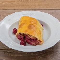 Рецепт Штруделя с вишней, маскарпоне и миндалем