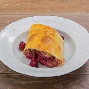 Рецепт Штруделя с вишней, маскарпоне и миндалем