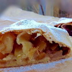 Рецепт Штруделя с яблоками и вишней