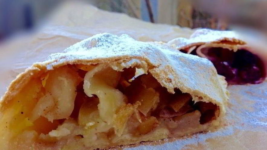 Рецепт штруделя с яблоками и вишней