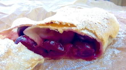 Рецепт штруделя с яблоками и вишней