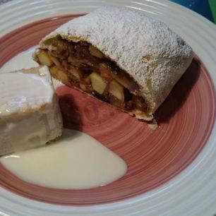 Рецепт Штруделя яблочного классического из слоеного теста