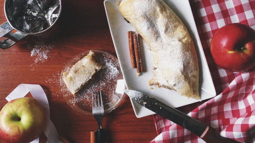 Рецепт штруделя яблочного с цедрой лимона