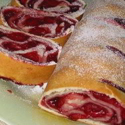 Рецепт Вишневого штруделя с ликером