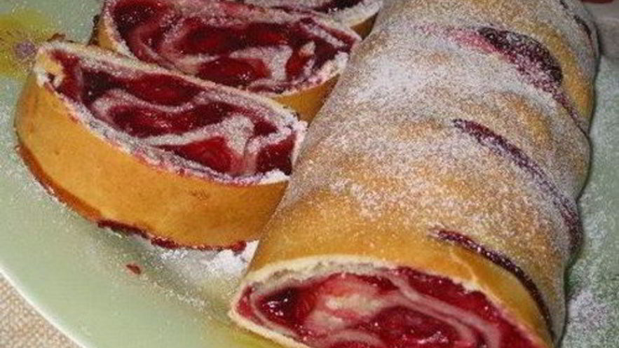 Рецепт вишневого штруделя с ликером