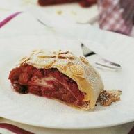 Рецепт Вишневого штруделя с миндалем из теста фило