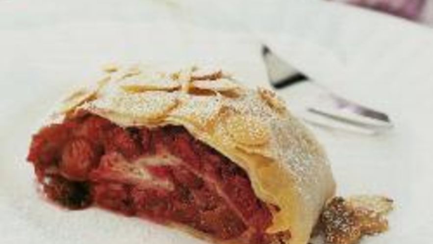 Рецепт вишневого штруделя с миндалем из теста фило