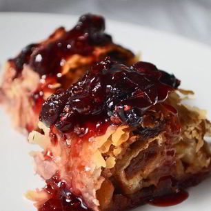 Рецепт Яблочного штруделя из теста фило с ягодным вареньем