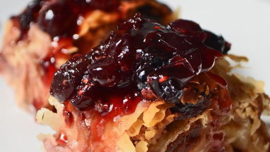 Рецепт яблочного штруделя из теста фило с ягодным вареньем