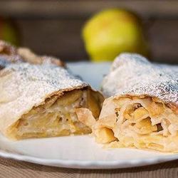 Рецепт Яблочного штруделя с лимоном и изюмом